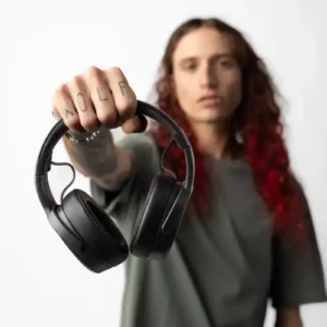 Crusher_Wireless_Black_S6_CRW_K591_Model_Studio_20240215_122_9b4e46c6b0