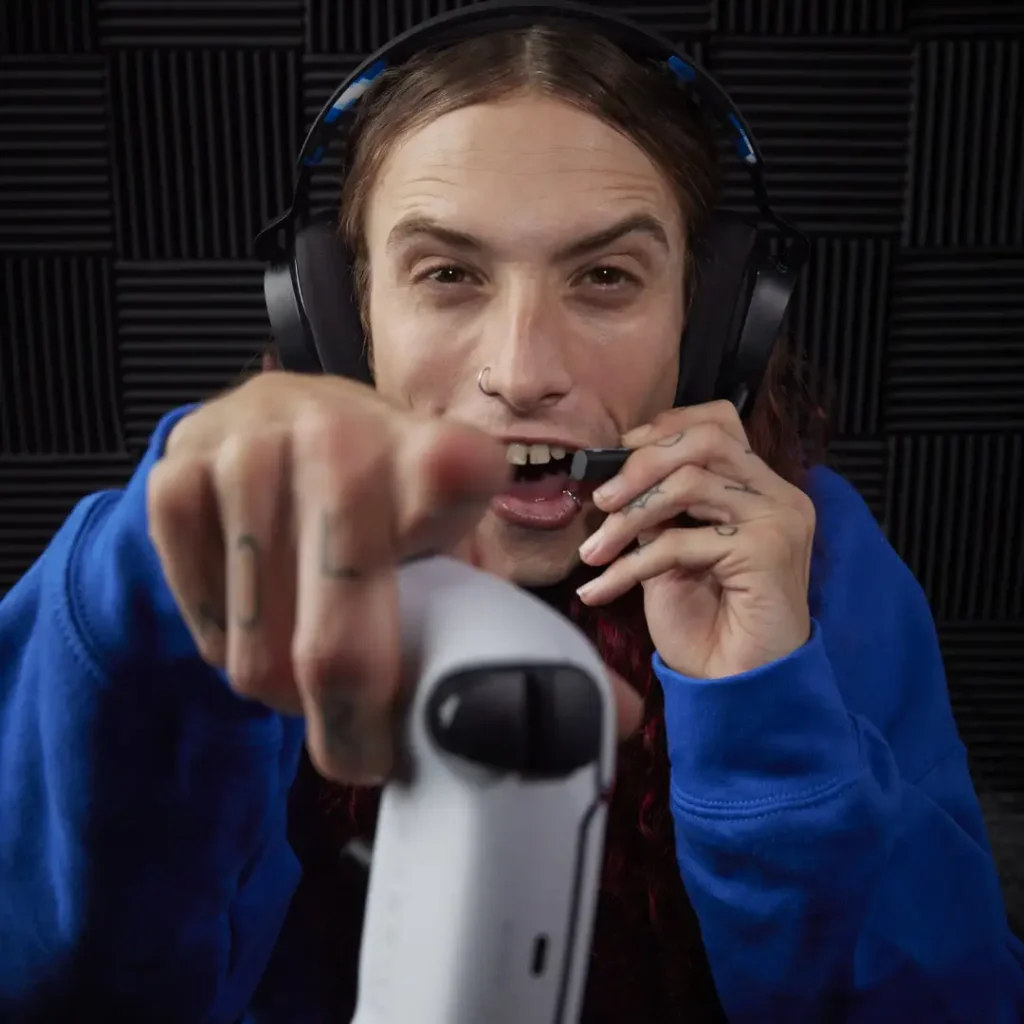 Clear Voice Smart Mic uses Artificial Intelligence to isolate the speaker’s voice and cut out background noise. Mics in the headset as well as the boom mean you can communicate clearly, even with the boom removed.