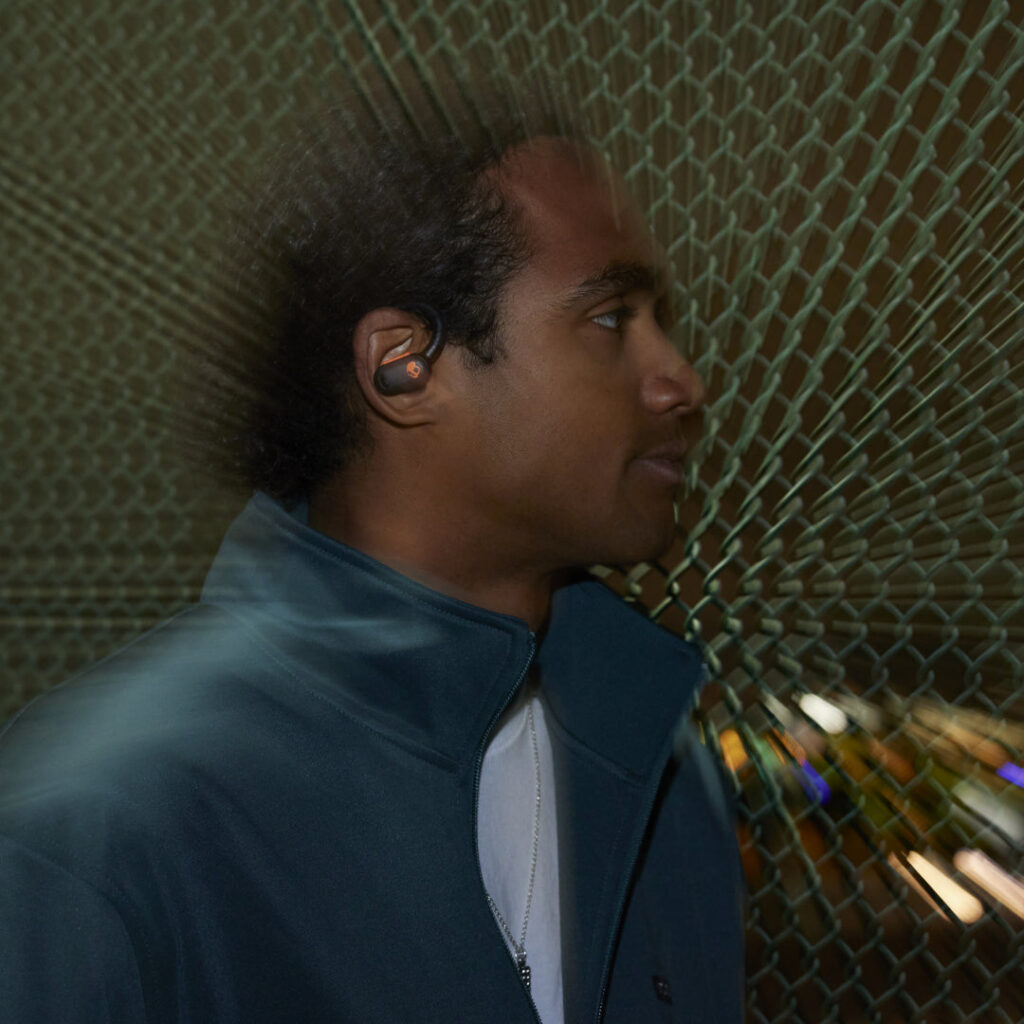 Shut out the world and lose yourself in your music, movies or podcasts with adjustable 4-mic digital active noise canceling. If you’d rather stay tuned-in to your surroundings, Stay-Aware Mode lets you hear the world while you listen to your media.