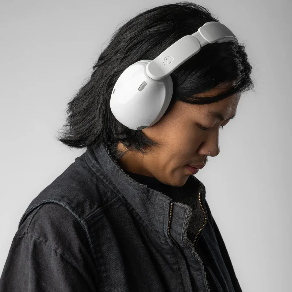 Hesh 540 ANC uses 4-mic Active Noise Canceling to hush the chaos around you—whether you're on a crowded bus, in a noisy park, or just trying to focus. It’s your own private audio bubble, anywhere.